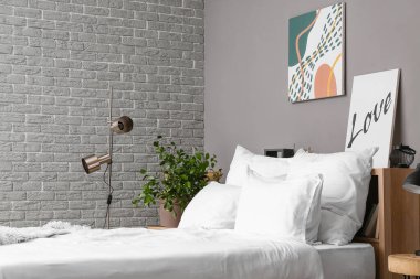 Modern şık yatak odasının içi.