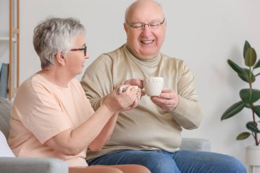 Evde çay içen yaşlı çift.