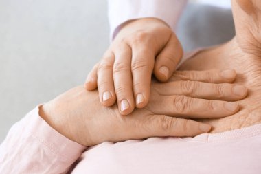 Bakıcısı olan kıdemli kadın, yakın plan.