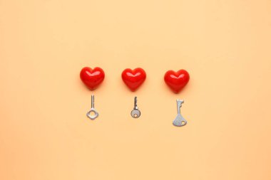 Renkli arkaplanda tuşları olan kalpler