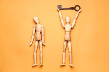 Renk arkaplanında anahtarı olan mankenler