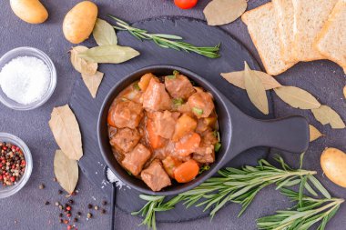 Koyu arkaplanda lezzetli biftek güveci ile kızartma tavası.