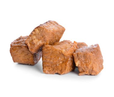 Beyaz arka planda lezzetli yahni.