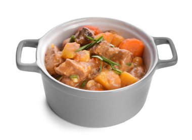 Beyaz arka planda lezzetli sığır etli güveç.