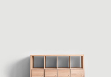 Odanın lamba duvarının yanında odun duruyor.