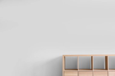 Odanın lamba duvarının yanında odun duruyor.