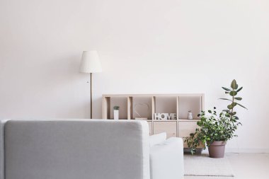 Odanın duvarının yanındaki tahta ayakta ve lamba.