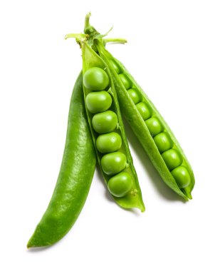 Beyaz arka planda taze bezelyeler.