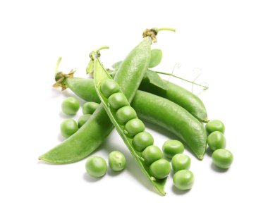 Beyaz arka planda taze bezelyeler.