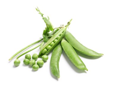 Beyaz arka planda taze bezelyeler.