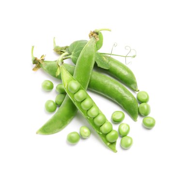 Beyaz arka planda taze bezelyeler.