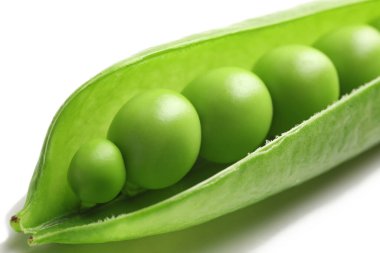 Beyaz arkaplanda taze bezelyeler, yakın plan.