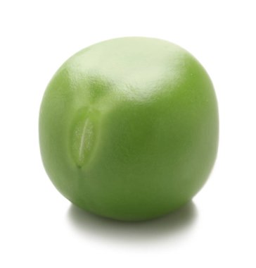 Beyaz arka planda taze bezelyeler.