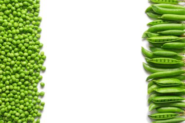 Beyaz arka planda taze bezelyeler.