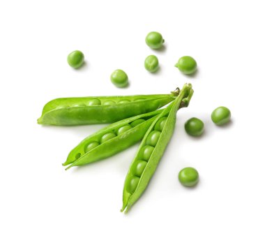 Beyaz arka planda taze bezelyeler.