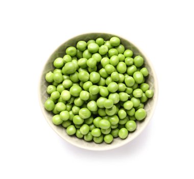 Beyaz arka planda lezzetli taze bezelye tabağı