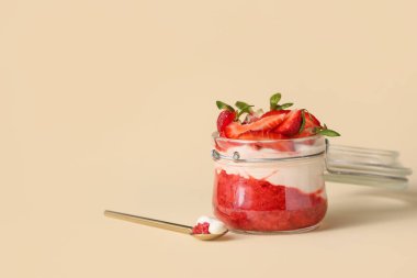 Renkli arkaplanda çilekli yoğurt kavanozu