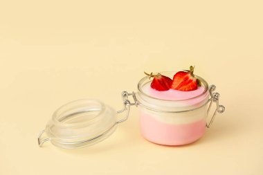 Renkli arkaplanda çilekli yoğurt kavanozu