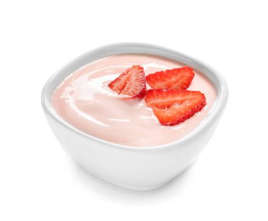 Beyaz arka planda bir kase çilekli yoğurt