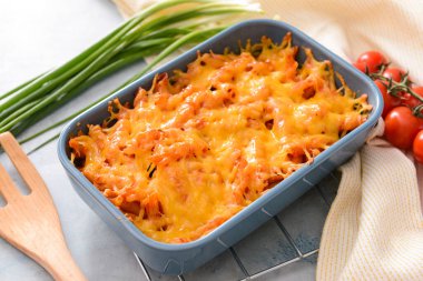 Renkli arkaplanda lezzetli biftek güveci olan fırın yemeği.