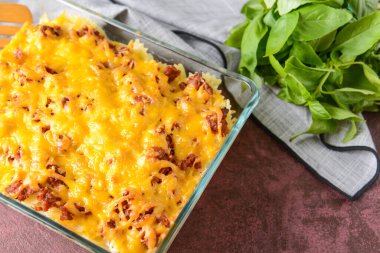 Renkli arkaplanda lezzetli biftek güveci olan fırın yemeği.