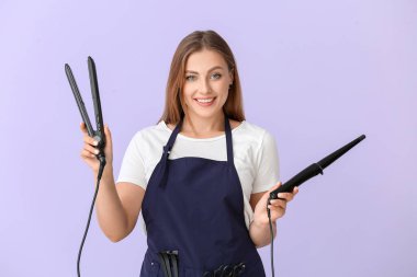 Renkli arka planda kadın kuaför