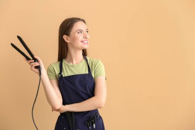 Renkli arka planda kadın kuaför