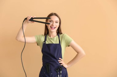 Renkli arka planda kadın kuaför