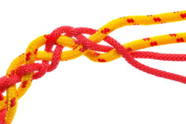 Beyaz arkaplanda örülmüş ip