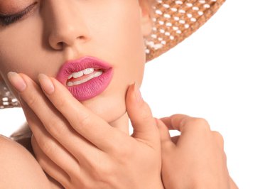 Beyaz arka planda güzel makyajlı genç bir kadın, yakın plan.