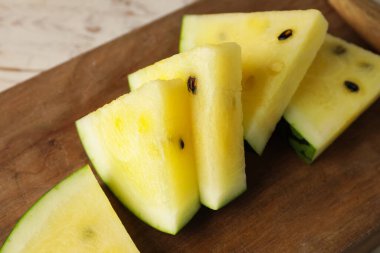 Masada sarı karpuz kes.