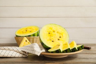 Masada sarı karpuz kes.