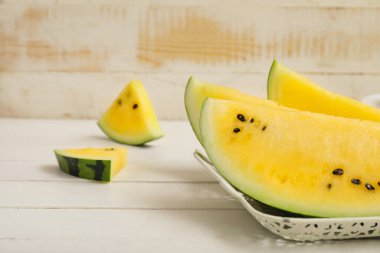 Masada sarı karpuz kes.