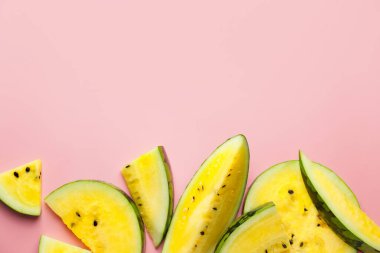 Arkaplanda sarı karpuzu kes