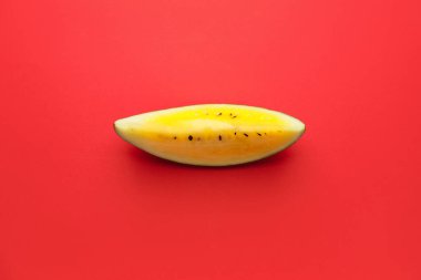 Arkaplanda sarı karpuzu kes