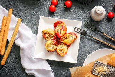 Koyu arkaplanda lezzetli koniglionili makarna tabağı