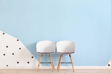 Renk duvarına yakın modern sandalyeler