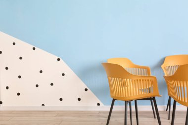 Renk duvarına yakın modern sandalyeler