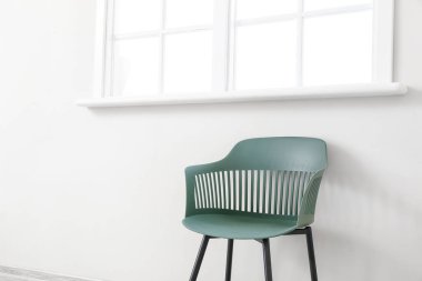 Işık duvarının yanındaki modern sandalye