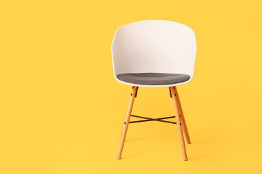 Renkli arka planda modern sandalye