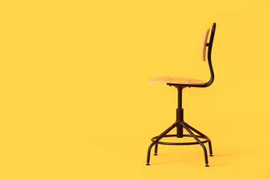 Renkli arka planda dönen sandalye