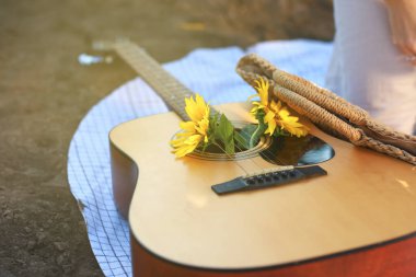 Gitar ve ayçiçekleri yaz günü tarlada, yakın çekim.