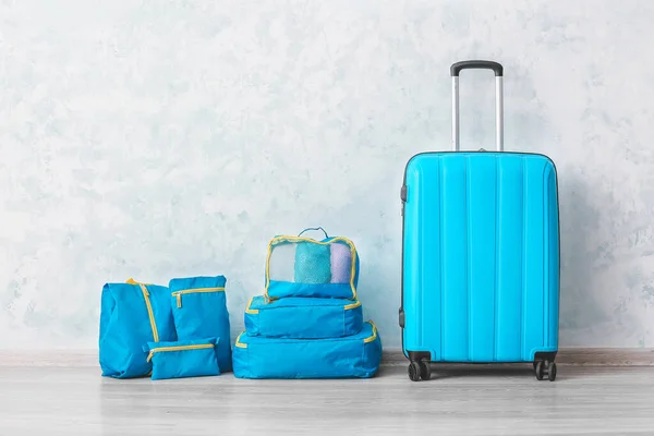 自宅で床に所持品やスーツケースを持つ旅行主催者のセット — ストック写真