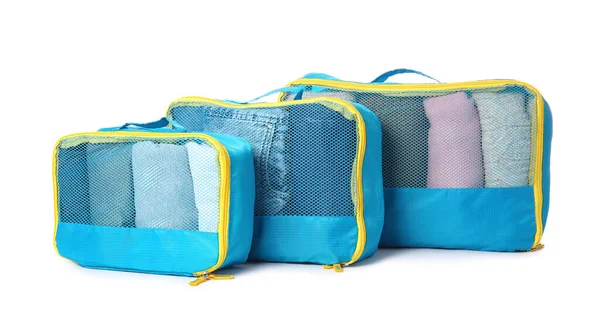 Beyaz arka planda giysileri olan seyahat organizatörleri