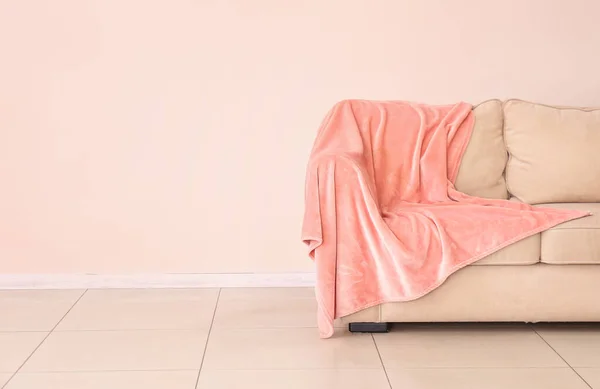 Μαλακός Καναπές Κοντά Χρωματιστό Τοίχο Στο Δωμάτιο — Φωτογραφία Αρχείου