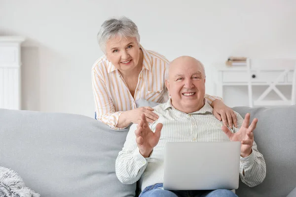 Seniorenpaar Mit Laptop Hause — Stockfoto