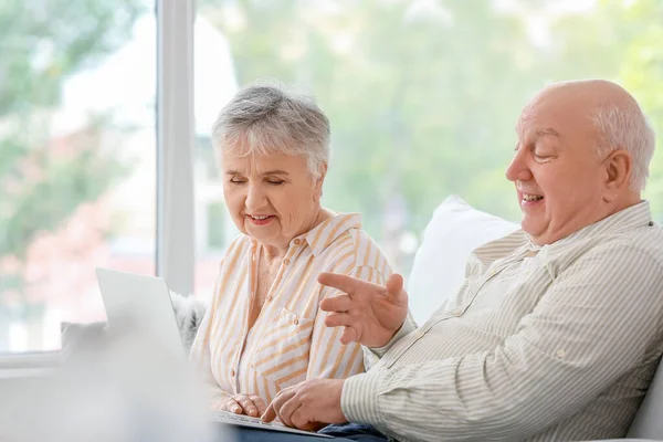 Casal Sênior Com Laptop Casa — Fotografia de Stock