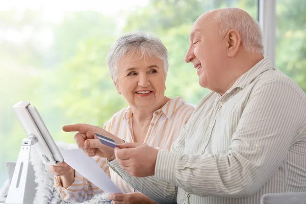 Evde Tablet Bilgisayarı Kredi Kartı Olan Yaşlı Çift — Stok fotoğraf