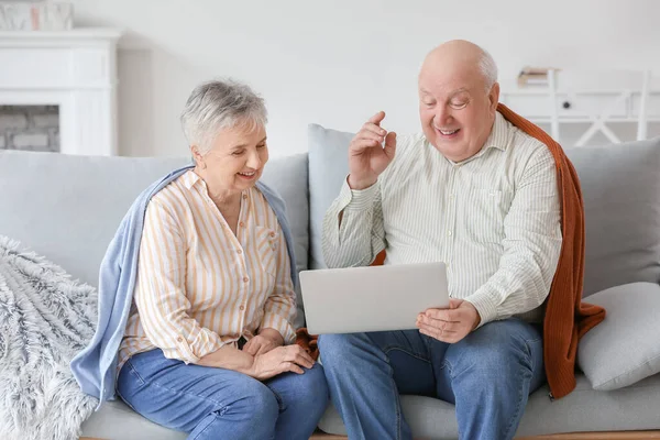 Casal Sênior Com Laptop Casa — Fotografia de Stock