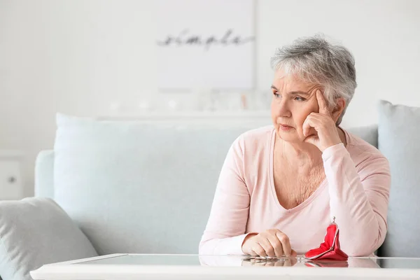 Droevige Oudere Vrouw Die Thuis Geld Telt — Stockfoto